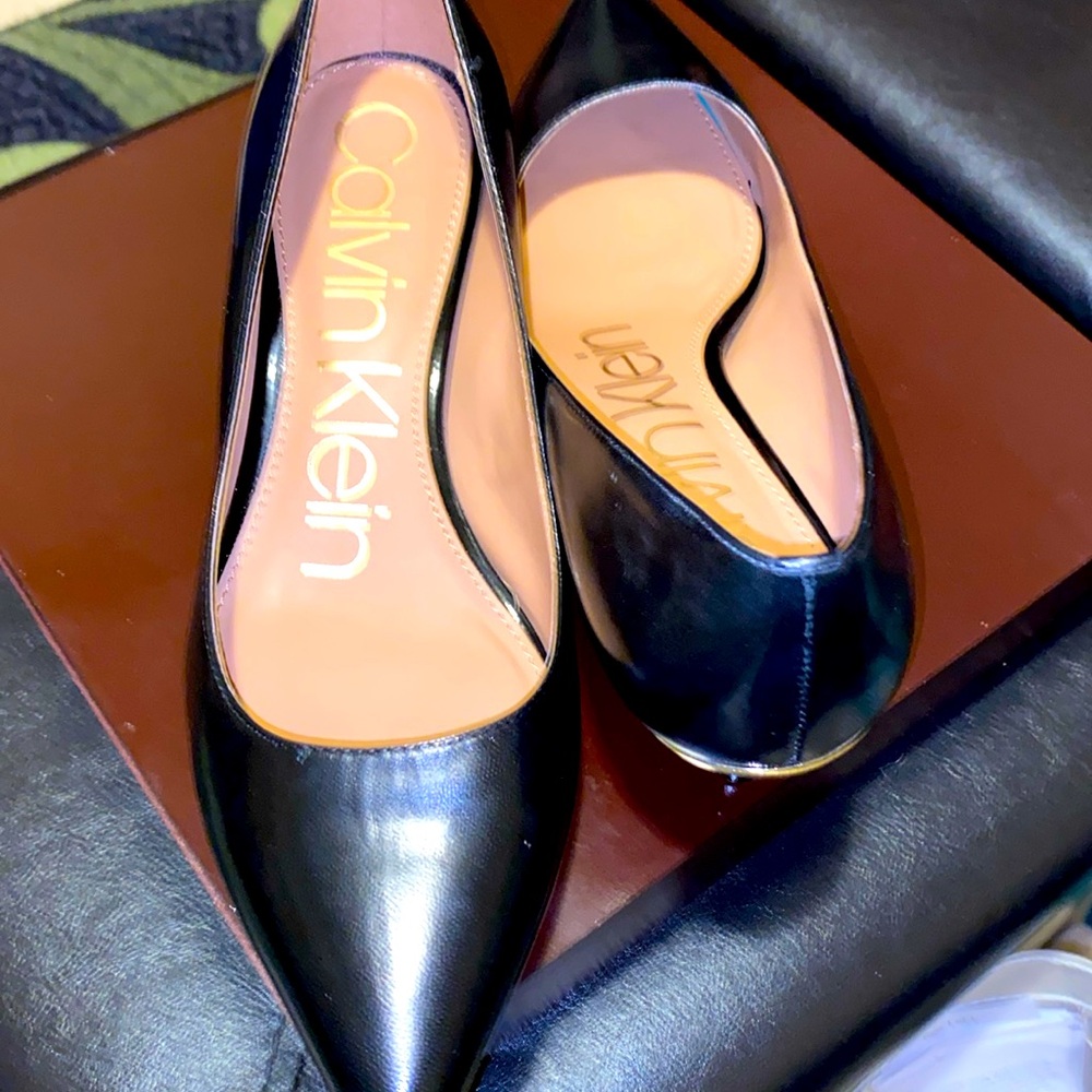 Calvin Klein Women's Gabrianna Pointed Toe Kitten Heel Pumps Size 7 Black